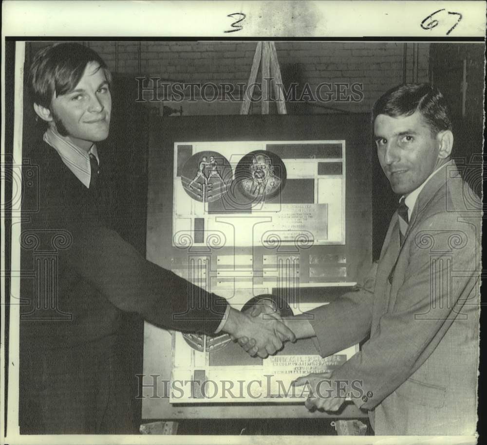 1971 Press Photo De La Salle wrestling coach Pat McArdle accepts award- Historic Images