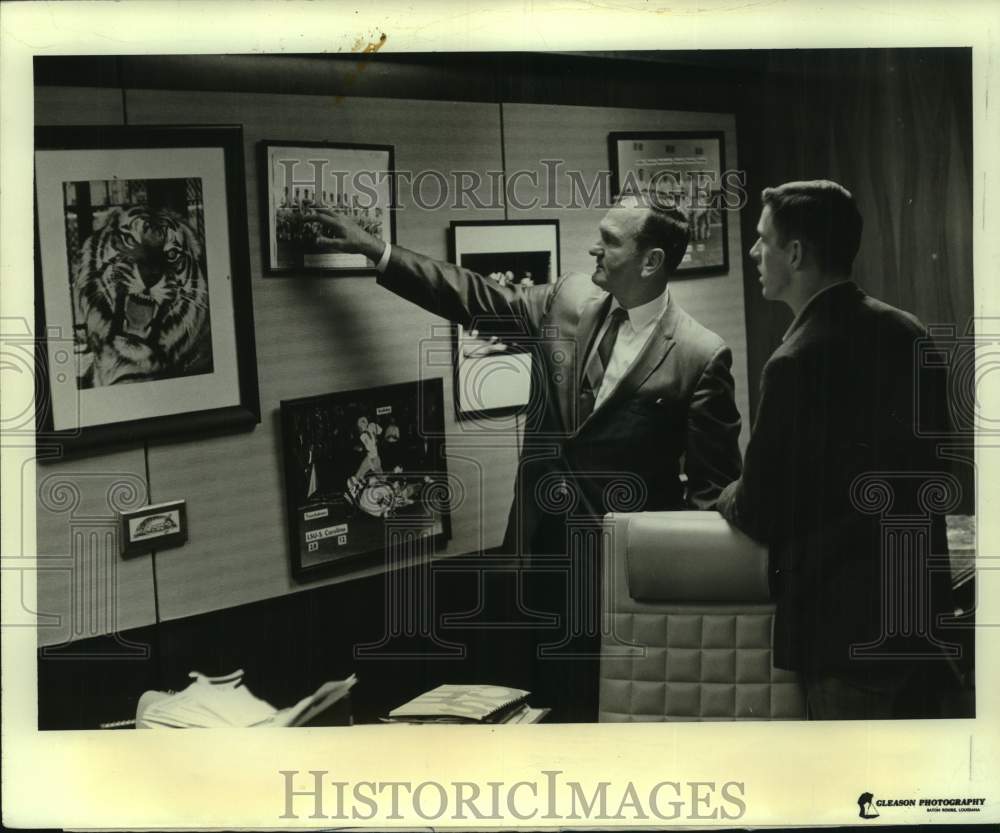 1969 Press Photo LSU football coach Charlie McClendon with recruit Joe Ferguson- Historic Images