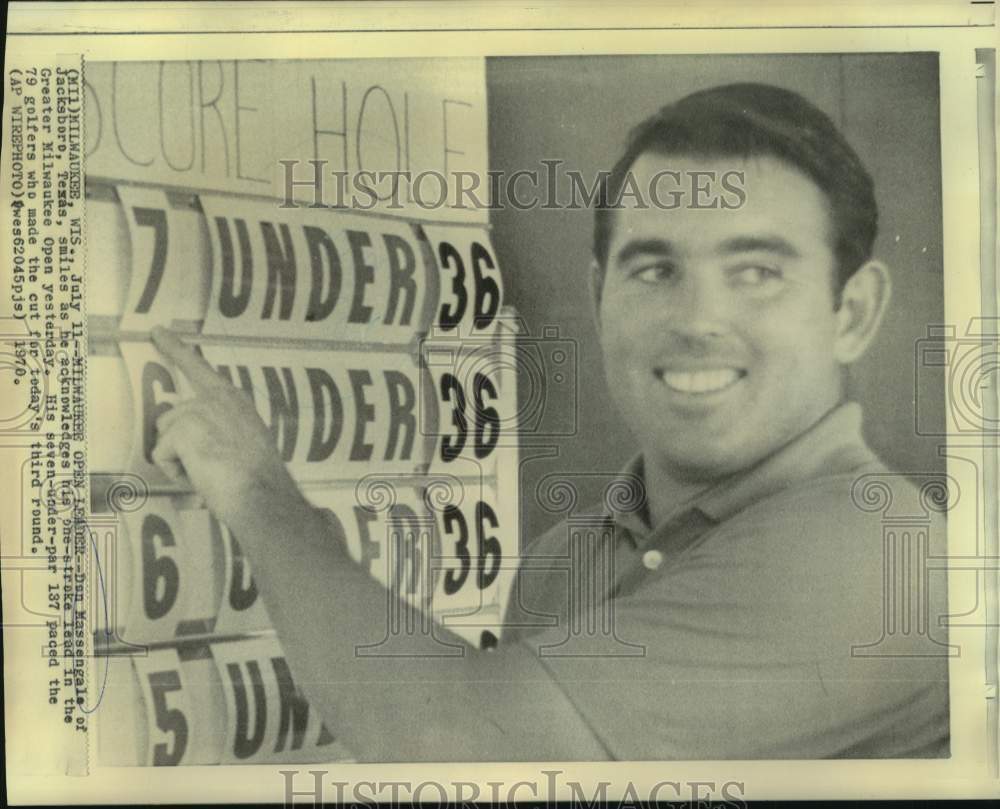 1970 Press Photo Golfer Dan Massengale looks at leaderboard at Milwaukee Open- Historic Images