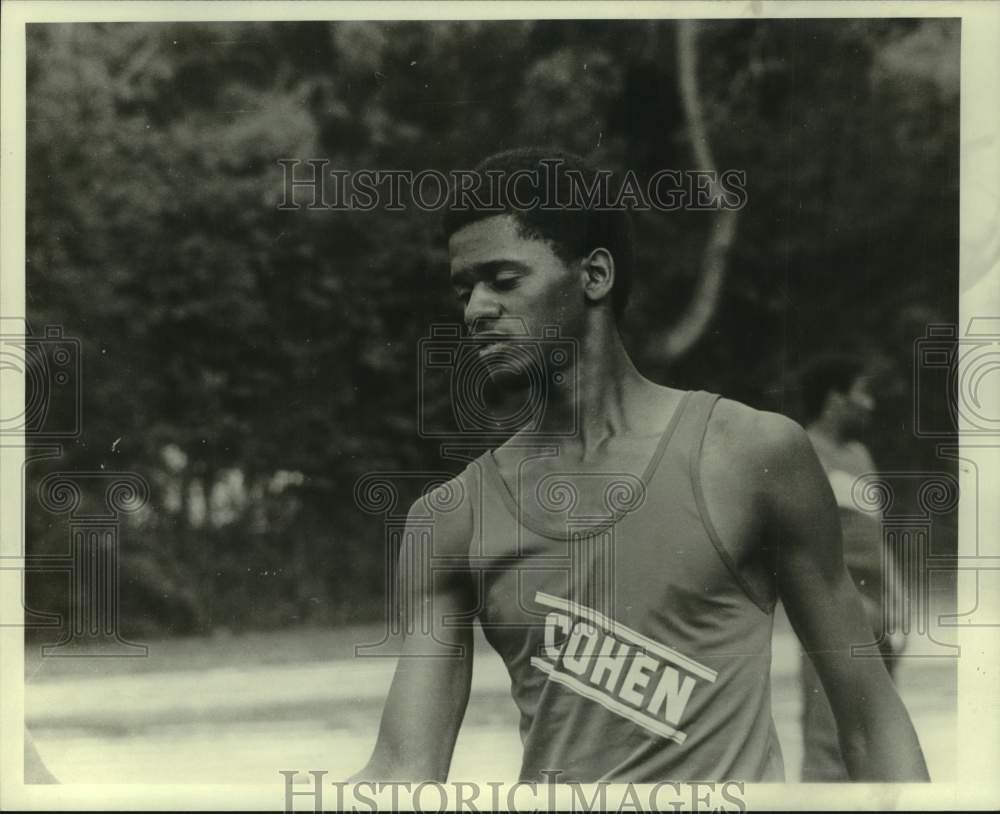 1971 Press Photo Cohen track athlete Henry Mathews looks down at the ground- Historic Images