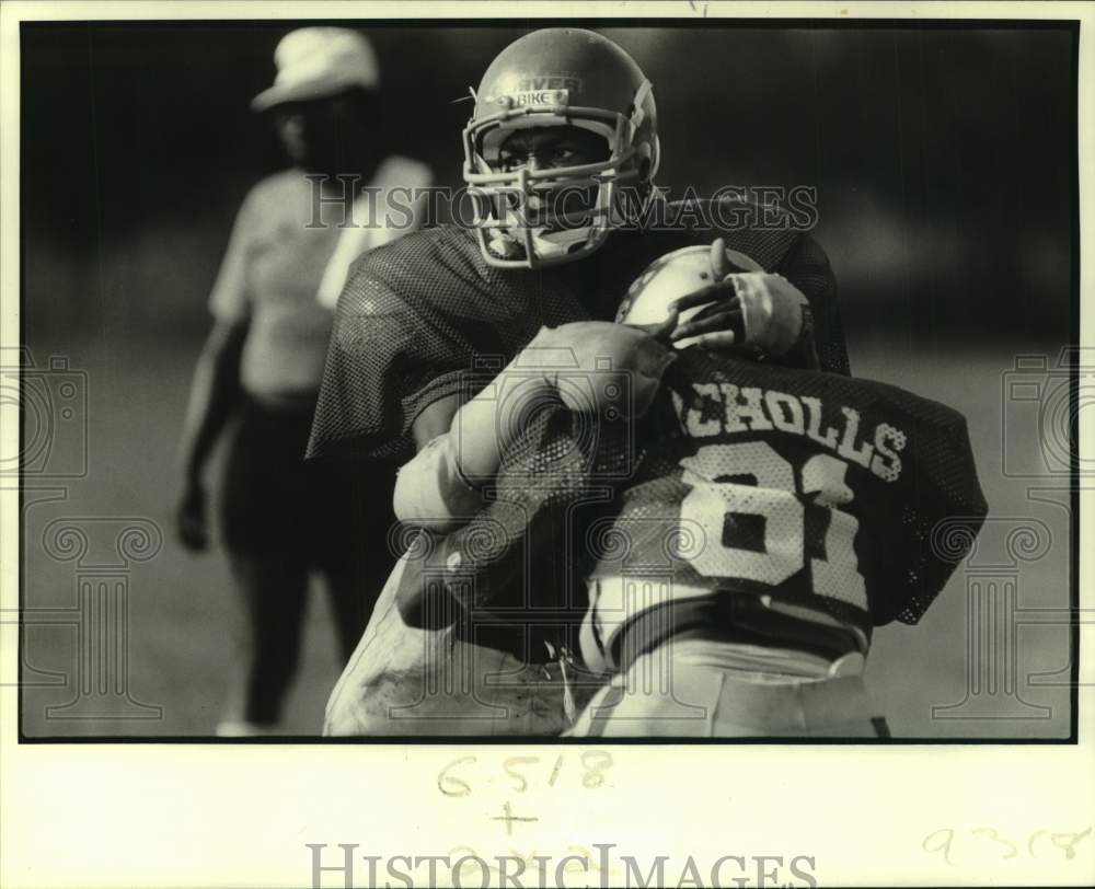 1984 Press Photo Carver football player Merrill Magee fights off block from #81- Historic Images