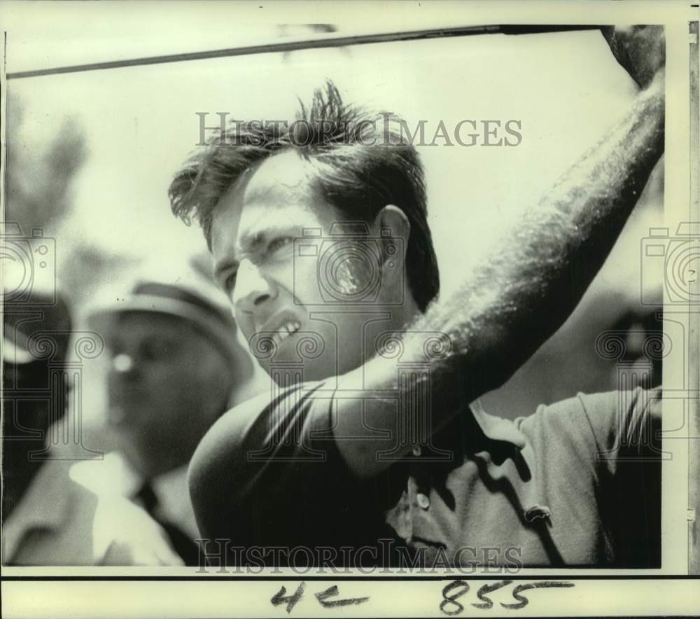 1971 Press Photo Golfer Jerry Magee watches the ball after a shot in match- Historic Images