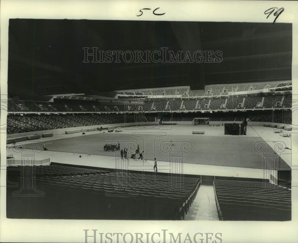 1975 Press Photo The Astroturf field is installed in the Superdome - nos24322- Historic Images