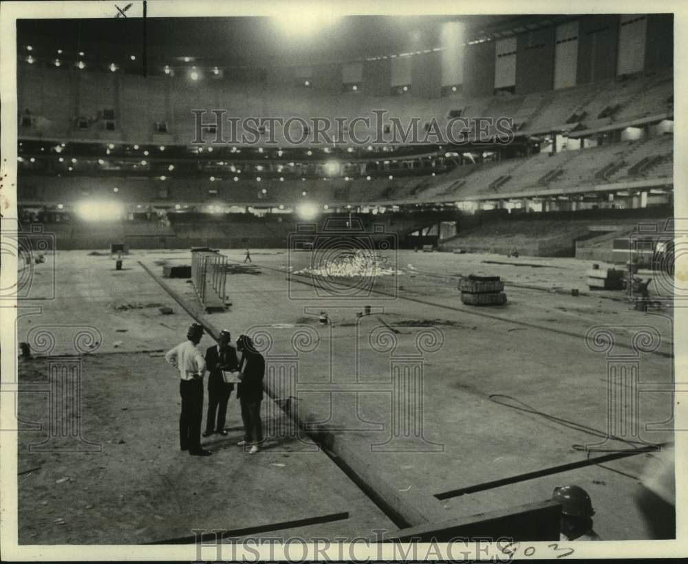 1974 Press Photo Baseball commissioner Bowie Kuhn and officials in the Superdome- Historic Images