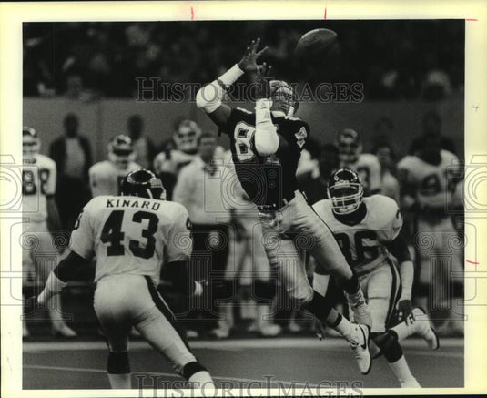 1988 Press Photo New Orleans Saints football player Eric Martin leaps for a pass- Historic Images