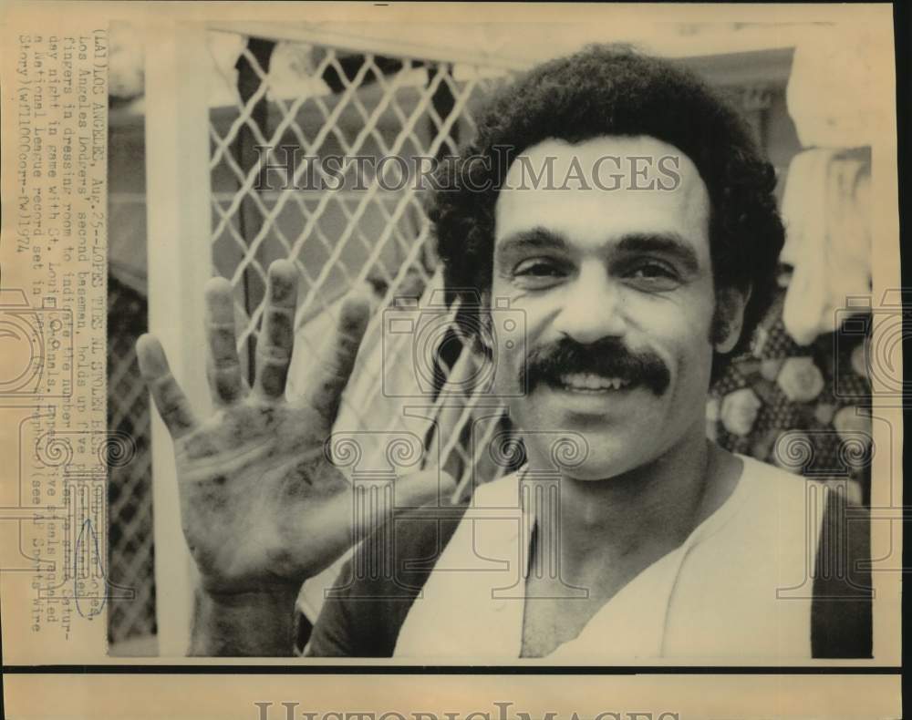 1974 Press Photo Los Angeles Dodgers Dave Lopes Shows Five Steals on his Hands- Historic Images