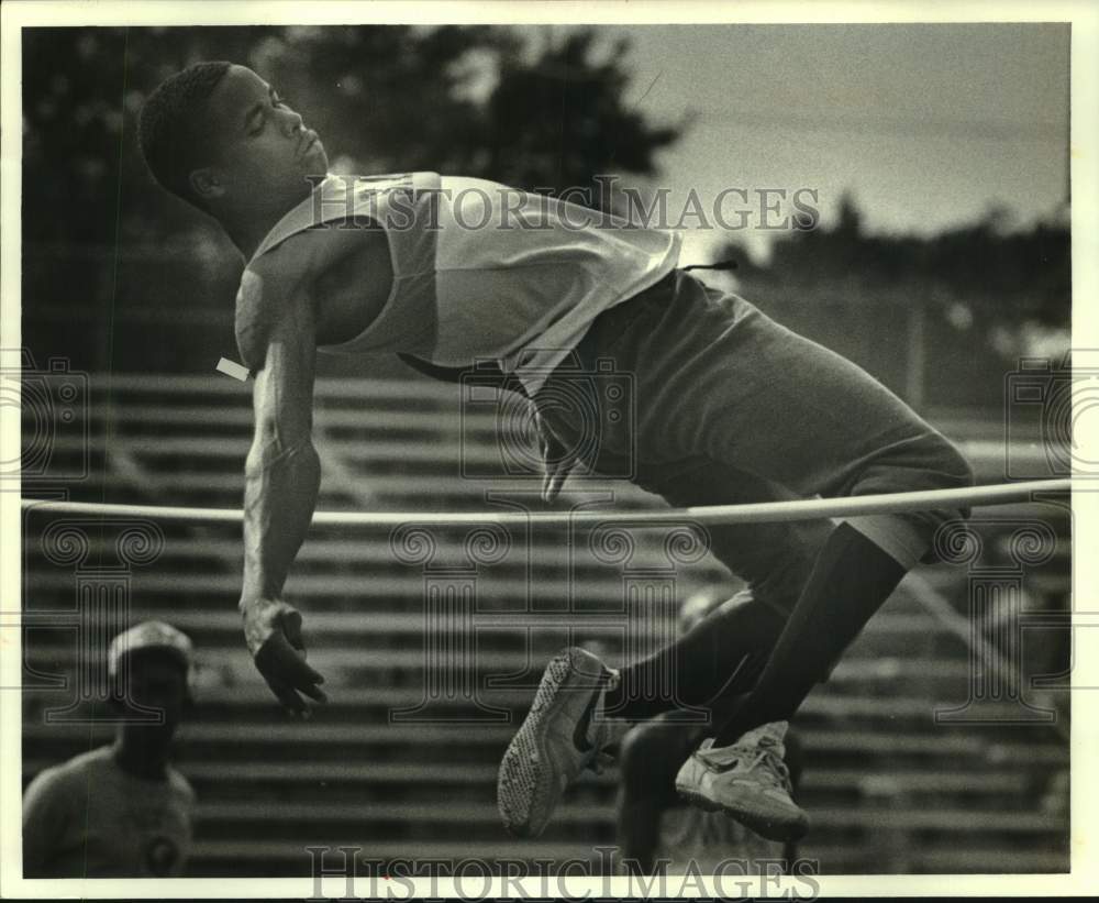 1987 Press Photo Track - St. James Hillary Miller in Long Jump - Historic Images