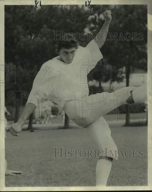 1979 Press Photo Football player Ed Murray practices kicking in practice- Historic Images