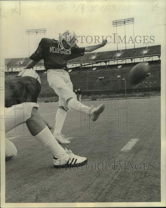 1977 Press Photo Tulane football kicker Ed Murray practices kicking in practice- Historic Images