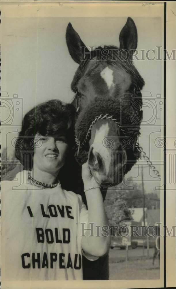 1975 Press Photo Woman poses next to race horse Bold Chapeau wearing t-shirt- Historic Images