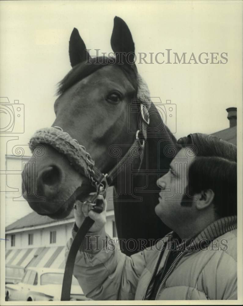 1972 Press Photo Owner Joey Dorignac holds reigns of race horse Bold Who