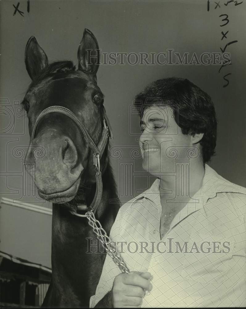 1975 Press Photo Trainer Benard Flinto holds reigns of race horse Tom Duffy- Historic Images