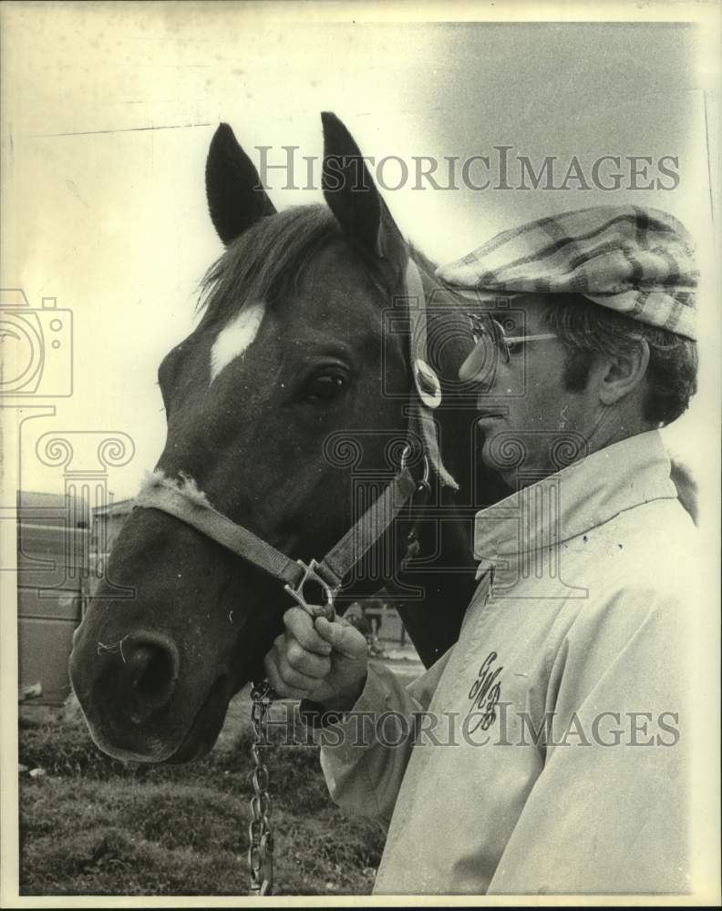 1975 Press Photo Horse Racing - Trainer Dick Crosby with Race Horse Quiet Road- Historic Images