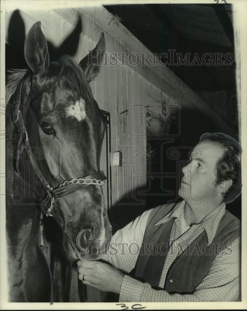 1972 Press Photo Assistant trainer DeWitt Morris looks over race horse Rise- Historic Images