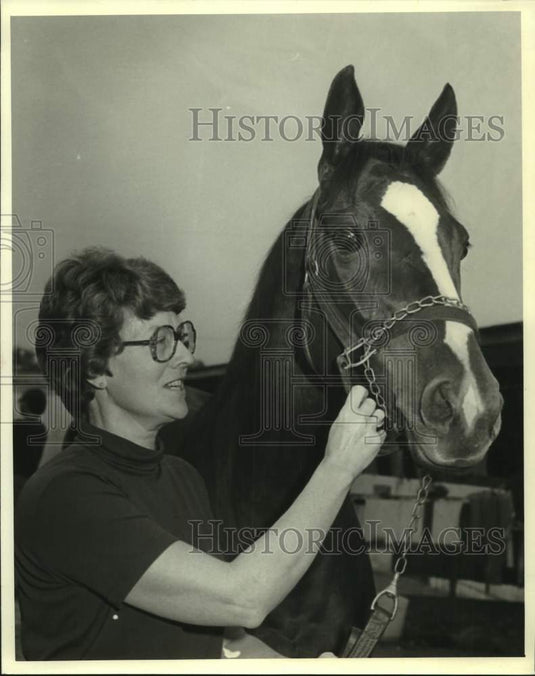1978 Press Photo Wife of trainer R.E. Gordon holds race horse Matinee Mama- Historic Images