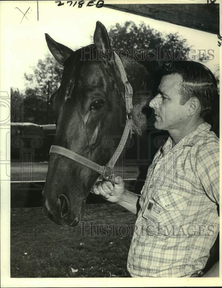 1978 Press Photo Trainer Eldridge Hebert talks to race horse Oil Patch Pappa - Historic Images