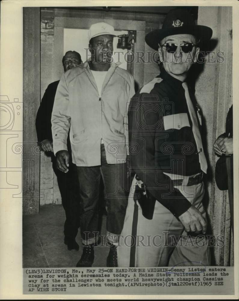 1965 Press Photo Boxer Sonny Liston enters arena in Lewiston, ME for weigh in- Historic Images