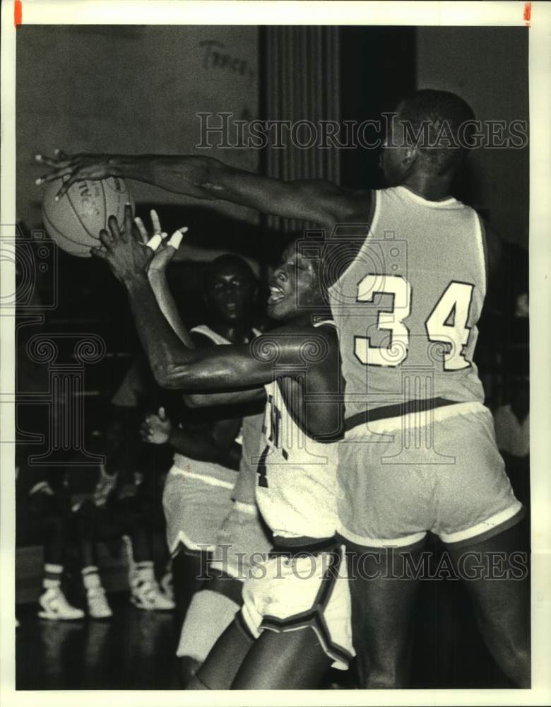 1986 Press Photo BTW basketball player Thomas Benat gets shot blocked by McKain- Historic Images