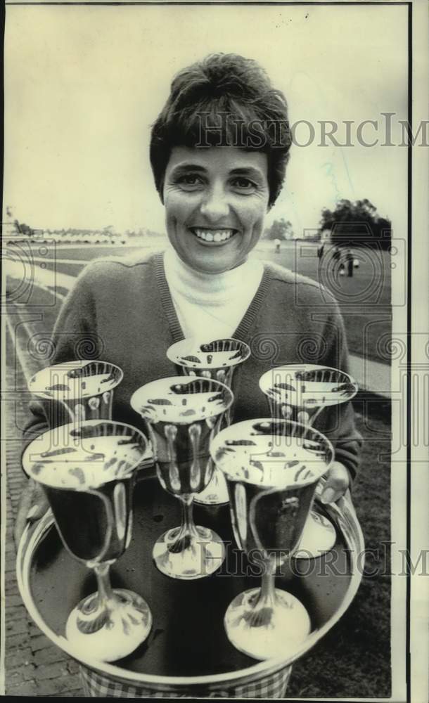 1971 Press Photo Golfer Barbara McIntire holds up silver tray &amp; goblets she won- Historic Images