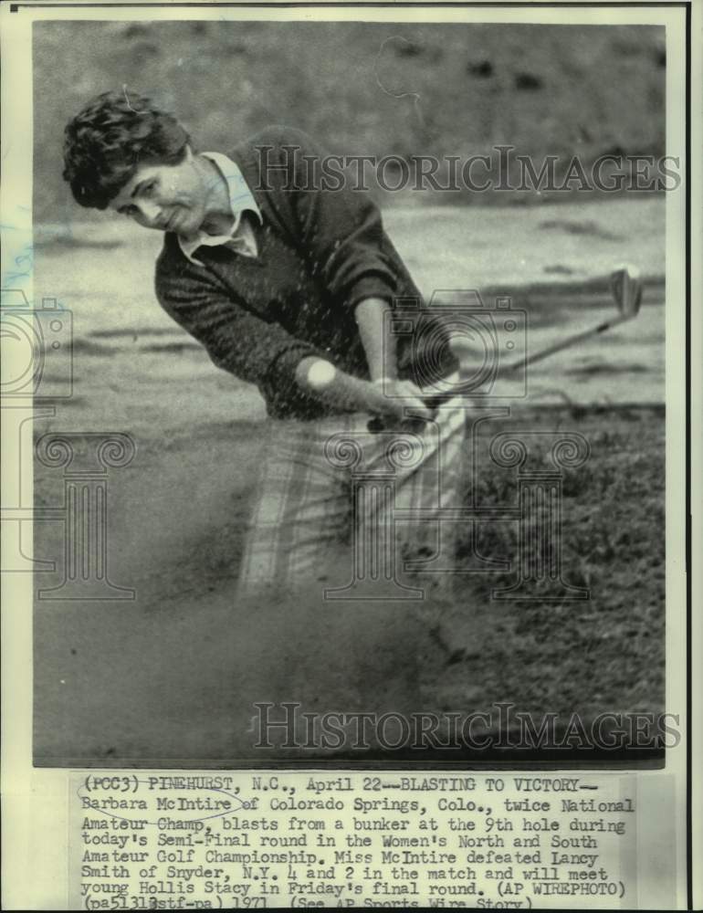 1971 Press Photo Golfer Barbara McIntire blasts the ball out of a bunker in NC- Historic Images