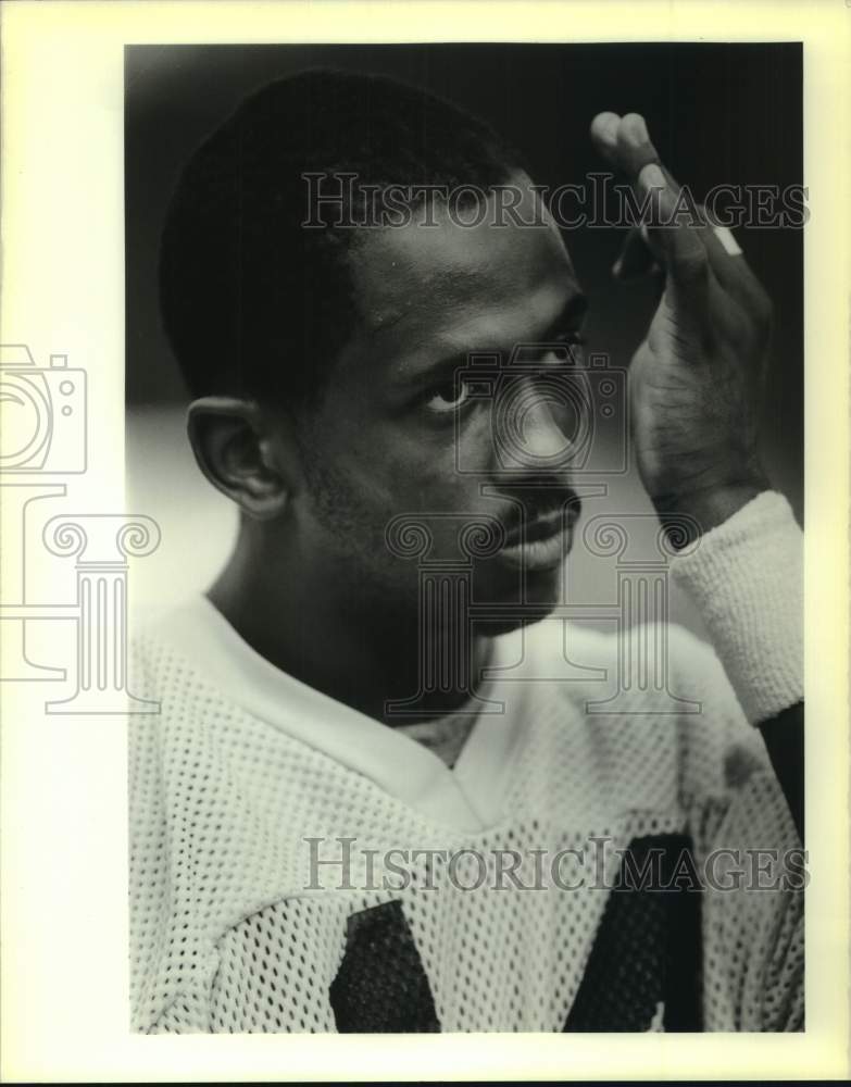 1988 Press Photo Tulane football player Jerome McIntosh wipes his face- Historic Images