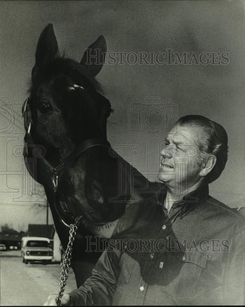 1976 Press Photo Trainer Dee Carrol holds reigns of race horse Strictly Business- Historic Images