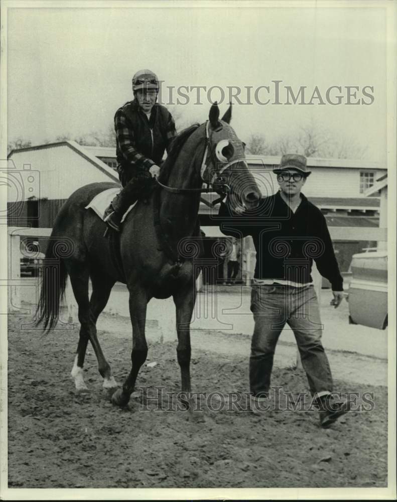 1971 Press Photo Race horse Strong Strong, jockey Jerry Brennan led by Allen Ray- Historic Images