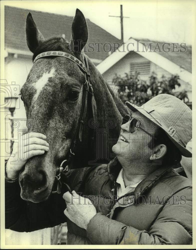 1983 Press Photo Trainer Bud Delp looks over race horse Another Bid - nos24697- Historic Images