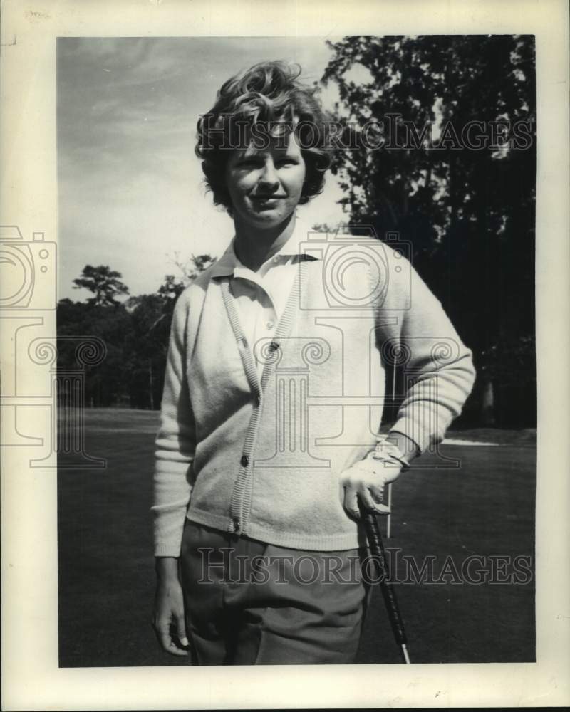 Press Photo Golfer Mary Mills poses for photo on the course - nos24767- Historic Images