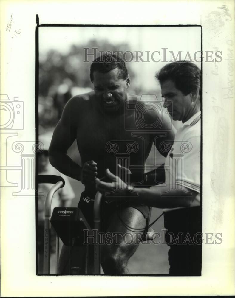 1989 Press Photo New Orleans Saints football player Reuben Mayes rides bike- Historic Images