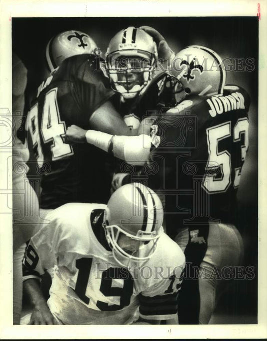 1989 Press Photo Cleveland Browns football player Bernie Kosar vs. New Orleans- Historic Images