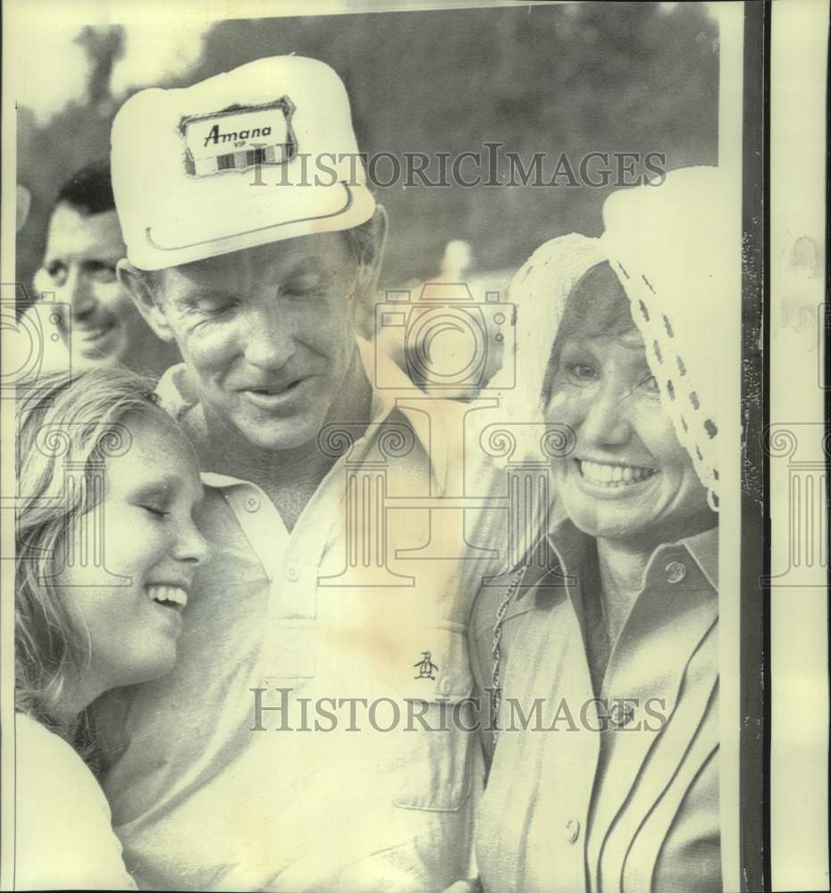 1975 Press Photo Golf- Gene Littler with Daughter, Wife Wins Westchester Classic- Historic Images