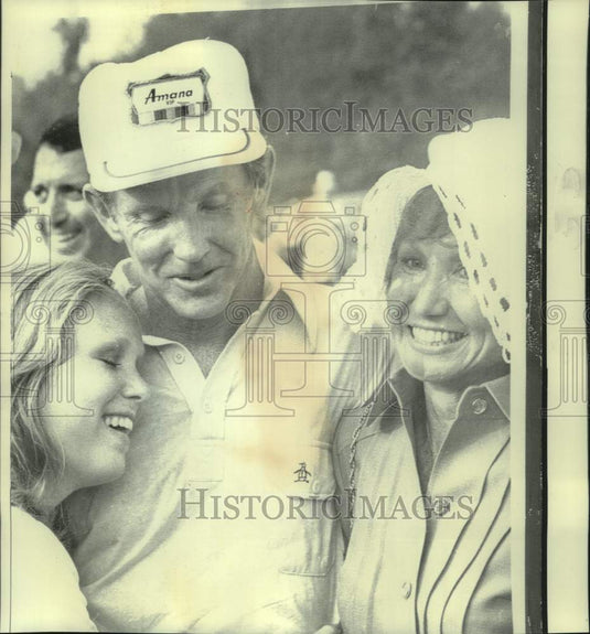1975 Press Photo Golf- Gene Littler with Daughter, Wife Wins Westchester Classic- Historic Images