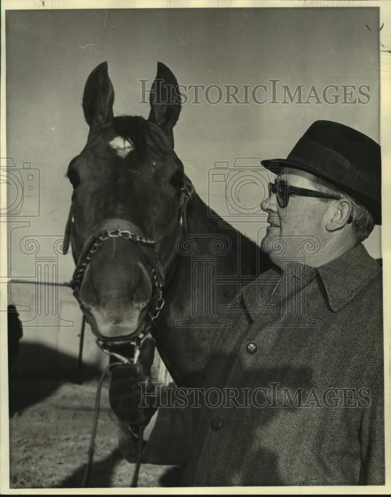 1970 Press Photo Horse Racing- Racehorse Plenty Old with Trainer Felix Aimee III- Historic Images