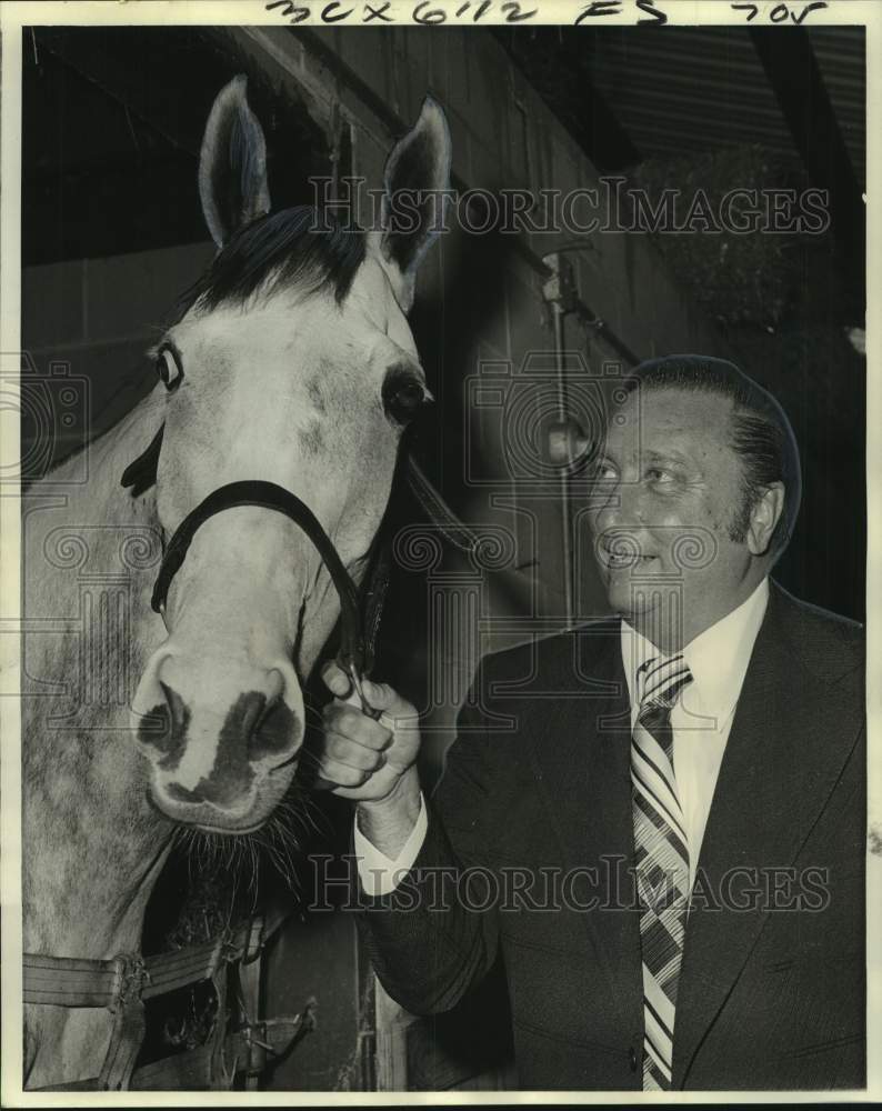 1975 Press Photo Horse Racing - Racehorse Pink Platinum with Owner H.W. Spoon- Historic Images