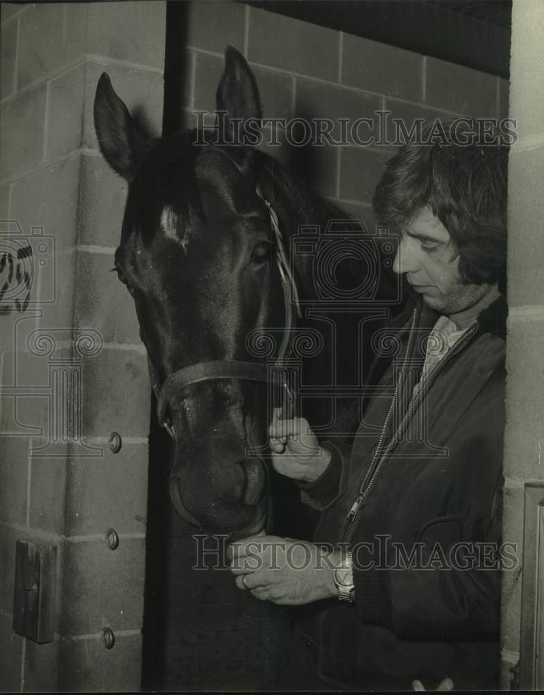 1975 Press Photo Groom J.C. Matthews holds reigns of race horse Az Agazi- Historic Images