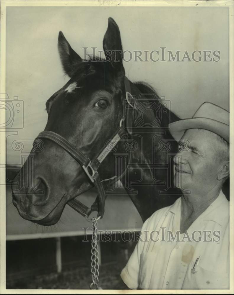 1967 Press Photo Race horse Battle Street with trainer Leo Wells at Fair Grounds- Historic Images