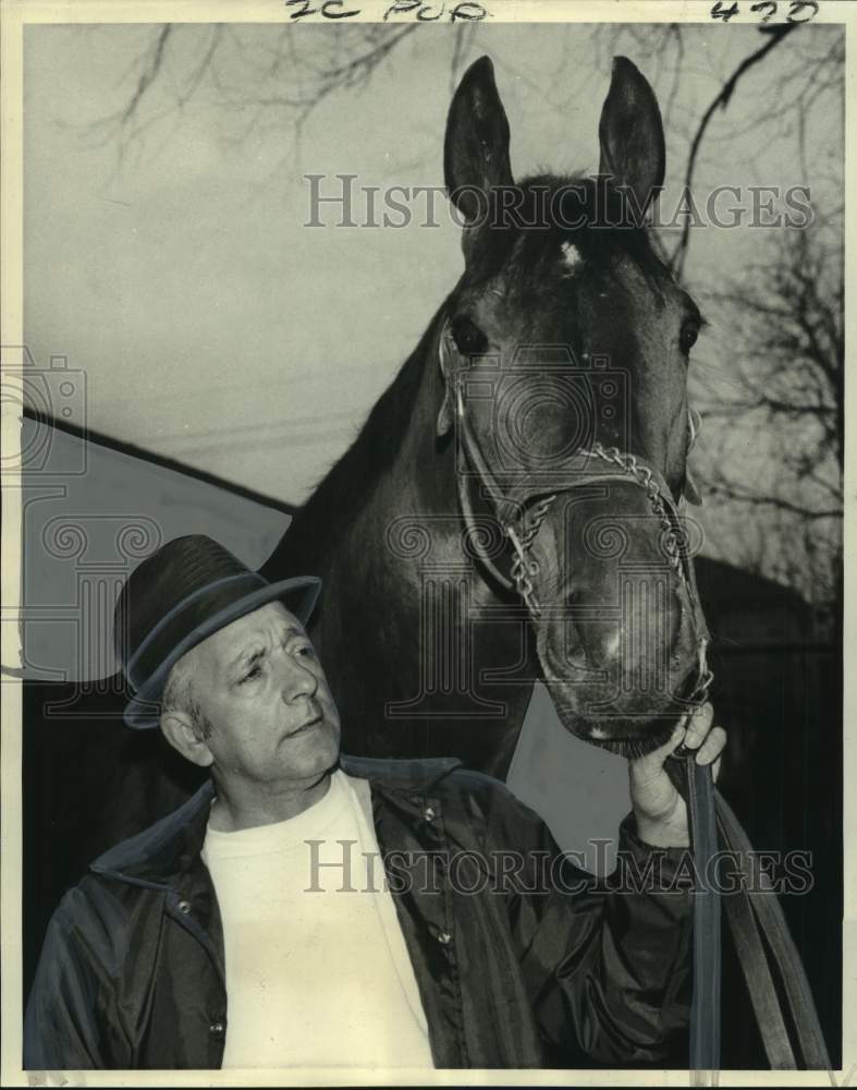 1970 Press Photo Trainer Sam Parise holds reigns of race horse Tudor Scott- Historic Images