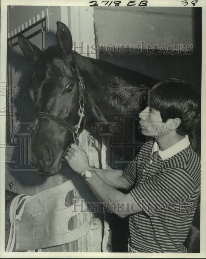 1978 Press Photo Exercise boy David Saavedra looks over race horse Became A Lark- Historic Images