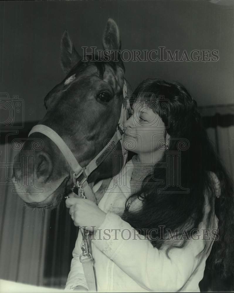 1977 Press Photo Horse Racing - Racehorse Pontalba with Trainer Jeanie Flint- Historic Images