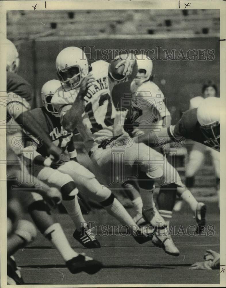 1976 Press Photo Tulane college football Terry Looney in action - nos24956- Historic Images