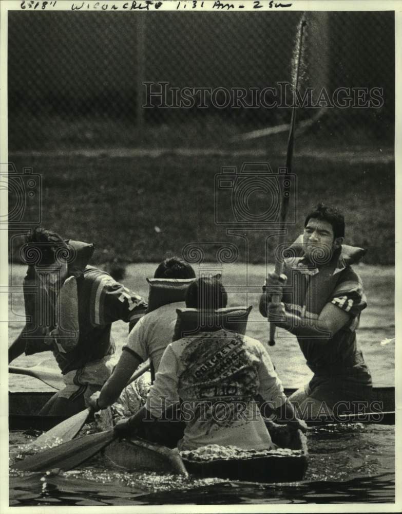 1984 Press Photo LSU cement canoe racer Raymond McCabe and competitors- Historic Images