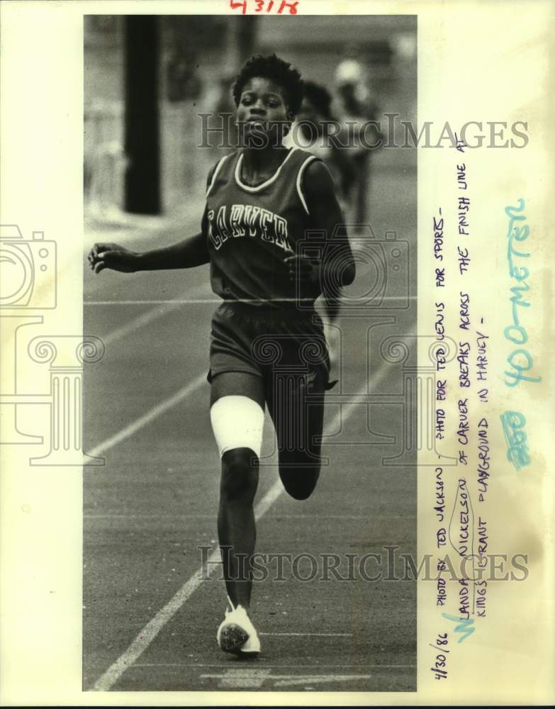 1986 Press Photo Carver runner Landa Nickelson crosses finish line in Harvey, LA- Historic Images