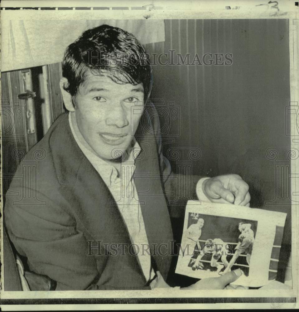 1971 Press Photo Boxing - Carlos Monzon With Photo Flooring Nino Benvenuti- Historic Images