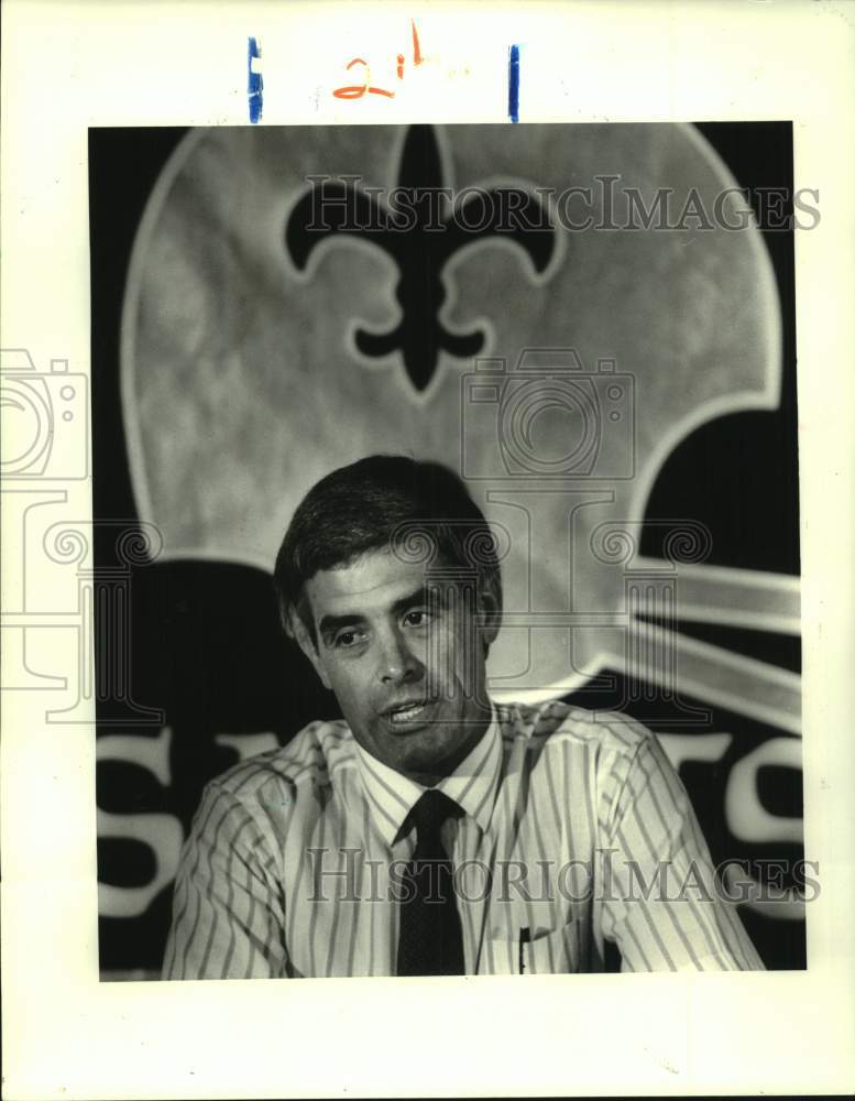 1987 Press Photo New Orleans Saints football coach Jim Mora speaks to media- Historic Images