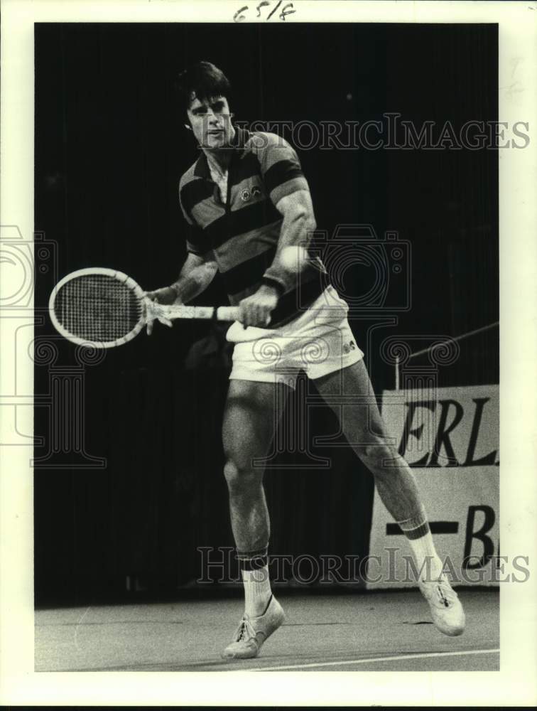 1980 Press Photo Tennis player Terry Moor returns shot in match against B Manson- Historic Images