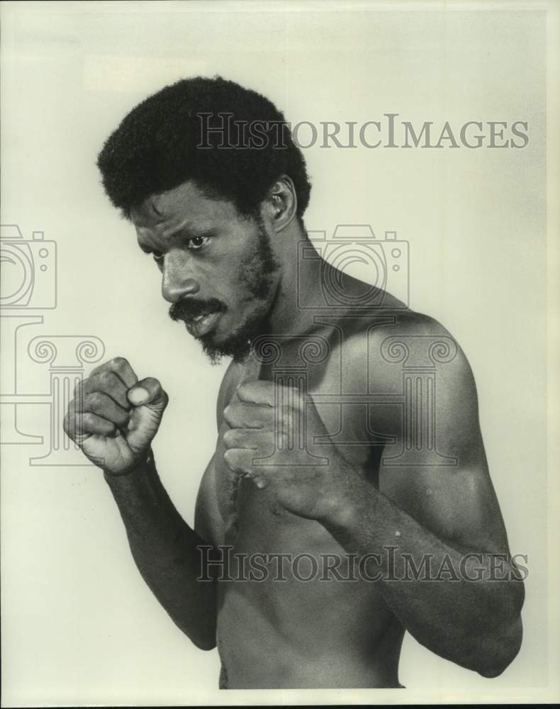 1977 Press Photo Boxer Adorn &quot;Kid Fast Quick&quot; Moore from New Orleans, LA- Historic Images