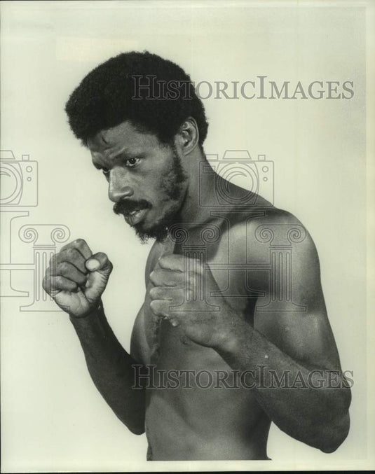 1977 Press Photo Boxer Adorn "Kid Fast Quick" Moore from New Orleans, LA- Historic Images