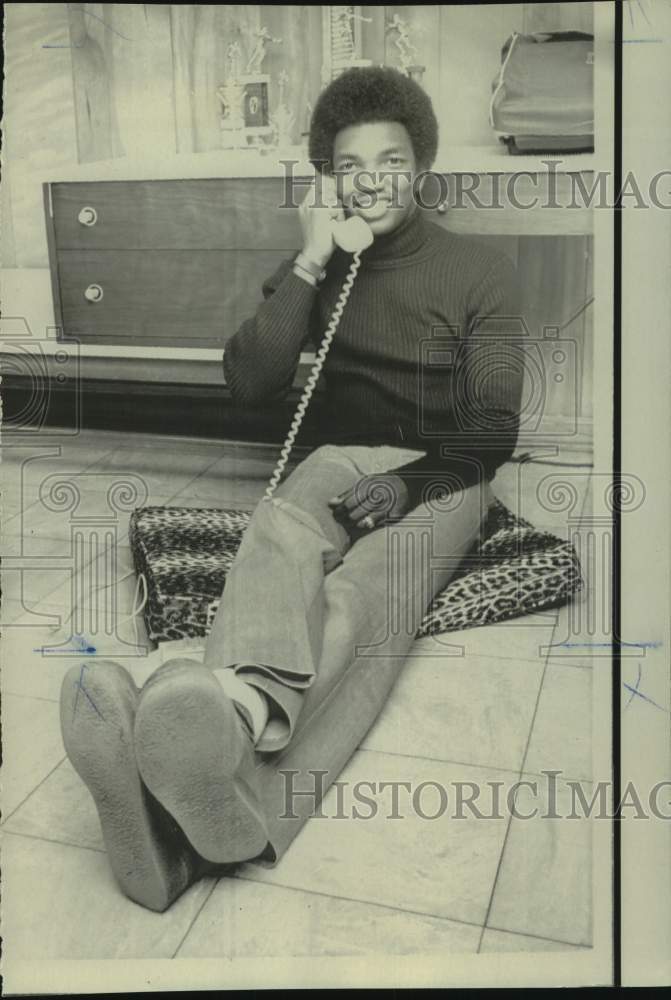 1975 Press Photo Tennessee football player Jeff Moore talks on telephone- Historic Images