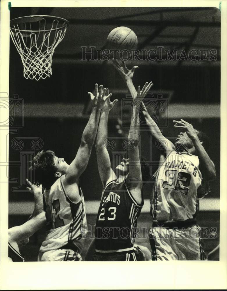 1988 Press Photo Rummel basketball player Tronn Moller #32 grabs rebound in game- Historic Images